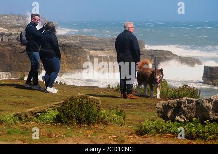 Portland Bill. August 2020. Wetter in Großbritannien. Die Menschen genießen das Schauspiel eines Sturms, der Portland Bill zerschlagen hat. Quelle: stuart frartwell/Alamy Live News Stockfoto
