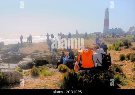 Portland Bill. August 2020. Wetter in Großbritannien. Die Menschen genießen das Schauspiel eines Sturms, der Portland Bill zerschlagen hat. Quelle: stuart frartwell/Alamy Live News Stockfoto