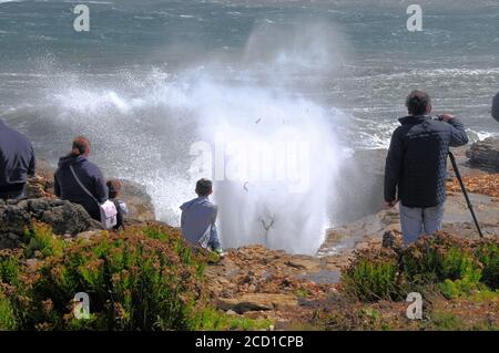 Portland Bill. August 2020. Wetter in Großbritannien. Die Menschen genießen das Schauspiel eines Sturms, der Portland Bill zerschlagen hat. Quelle: stuart frartwell/Alamy Live News Stockfoto