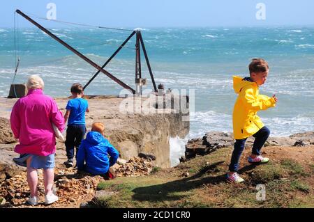 Portland Bill. August 2020. Wetter in Großbritannien. Die Menschen genießen das Schauspiel eines Sturms, der Portland Bill zerschlagen hat. Quelle: stuart frartwell/Alamy Live News Stockfoto