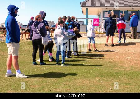 Portland Bill. August 2020. Wetter in Großbritannien. Vor dem Café in Portland Bill bilden sich lange Schlangen. Quelle: stuart frartwell/Alamy Live News Stockfoto