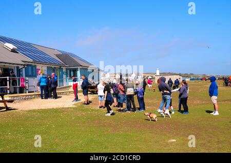Portland Bill. August 2020. Wetter in Großbritannien. Vor dem Café in Portland Bill bilden sich lange Schlangen. Quelle: stuart frartwell/Alamy Live News Stockfoto