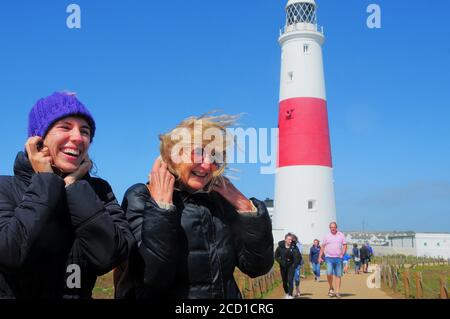 Portland Bill. August 2020. Wetter in Großbritannien. Mutter und Tochter - Sophie, 25, und Sandra, 66 - hängen in den starken Winden bei Portland Bill Credit: stuart fretwell/Alamy Live News Stockfoto