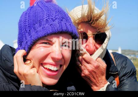 Portland Bill. August 2020. Wetter in Großbritannien. Mutter und Tochter - Sophie, 25, und Sandra, 66 - hängen in den starken Winden bei Portland Bill Credit: stuart fretwell/Alamy Live News Stockfoto