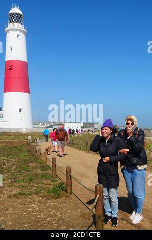 Portland Bill. August 2020. Wetter in Großbritannien. Mutter und Tochter - Sophie, 25, und Sandra, 66 - hängen in den starken Winden bei Portland Bill Credit: stuart fretwell/Alamy Live News Stockfoto