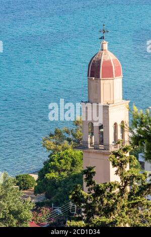 Der Glockenturm auf einer griechisch-orthodoxen Kirche im Hauptgebiet der Stadt zakynthos auf der Insel Zante in griechenland. Stockfoto