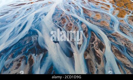 Ein Gletscherfluss von oben. Luftaufnahme der Flüsse von isländischen Gletschern. Schöne Kunst der Mutter Natur in Island geschaffen Stockfoto