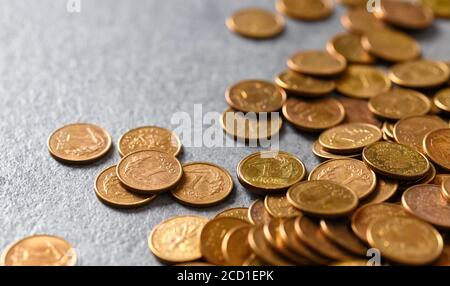 Polnische 1-grosz-Münzen (ein Hundertstel Zloty), selektiver Fokus. Stockfoto