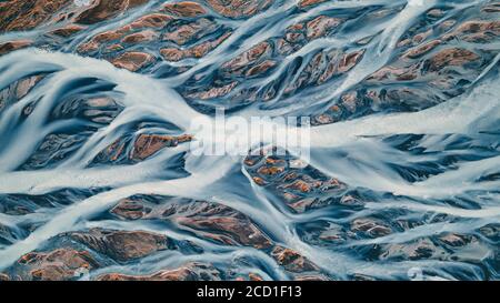 Ein Gletscherfluss von oben. Luftaufnahme der Flüsse von isländischen Gletschern. Schöne Kunst der Mutter Natur in Island geschaffen Stockfoto