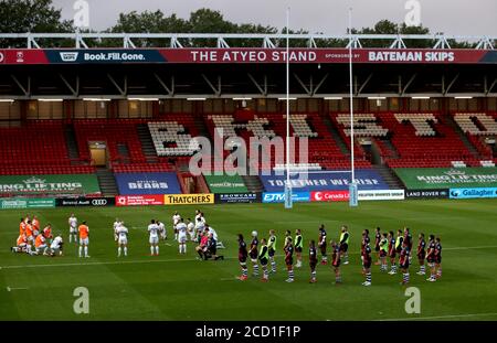 Exeter Chiefs und Bristol Bears Spieler stehen und knien zur Unterstützung der Black Lives Matter Bewegung vor dem Beginn des Gallagher Premiership Spiels in Ashton Gate, Bristol. Stockfoto