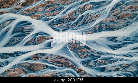 Ein Gletscherfluss von oben. Luftaufnahme der Flüsse von isländischen Gletschern. Schöne Kunst der Mutter Natur in Island geschaffen Stockfoto