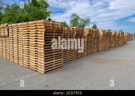 Stapel von neuen sauberen Paletten, Pennsylvania USA Stockfoto