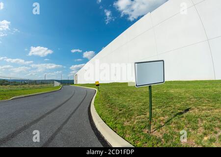 Weißes leeres Schild vor dem Lagerhaus, Pennsylvania, USA Stockfoto