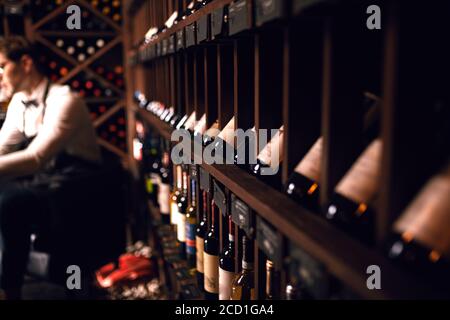 Porträt des Sommeliers perfekt in Wein Etikette geschickt, Auswahl von Weinen, exquisiten Service für die Präsentation von Wein an den Kunden setzen einige nein Stockfoto