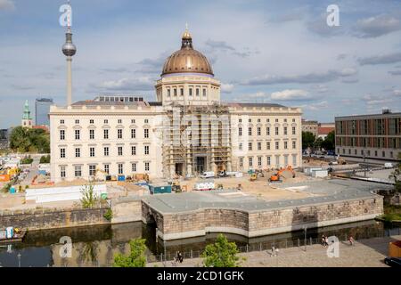 Berlin, Deutschland. August 2020. Die Baustelle des Freiheitsdenkmals, der sogenannten Einheitswippe, ist vor dem Berliner Schloss mit dem Humboldt Forum zu sehen. Quelle: Christoph Soeder/dpa/Alamy Live News Stockfoto