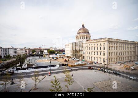 Berlin, Deutschland. August 2020. Die Baustelle des Freiheitsdenkmals (l), der sogenannten Einheitswippe, ist vor dem Berliner Schloss mit dem Humboldt Forum zu sehen. (Fotografiert durch eine Fensterscheibe) Quelle: Christoph Soeder/dpa/Alamy Live News Stockfoto