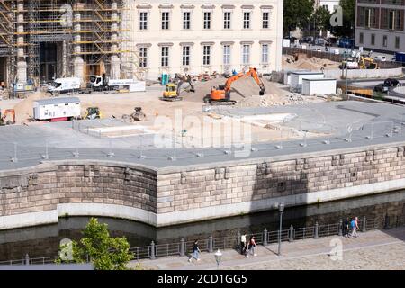 Berlin, Deutschland. August 2020. Die Baustelle des Freiheitsdenkmals, der sogenannten Einheitswippe, ist vor dem Berliner Schloss mit dem Humboldt Forum zu sehen. Quelle: Christoph Soeder/dpa/Alamy Live News Stockfoto