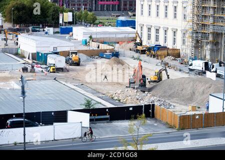 Berlin, Deutschland. August 2020. Die Baustelle des Freiheitsdenkmals, der sogenannten Einheitswippe, ist vor dem Berliner Schloss mit dem Humboldt Forum zu sehen. (Fotografiert durch eine Fensterscheibe) Quelle: Christoph Soeder/dpa/Alamy Live News Stockfoto