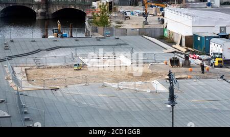 Berlin, Deutschland. August 2020. Die Baustelle des Freiheitsdenkmals, der sogenannten Einheitswippe, ist vor dem Berliner Schloss mit dem Humboldt Forum zu sehen. (Fotografiert durch eine Fensterscheibe) Quelle: Christoph Soeder/dpa/Alamy Live News Stockfoto