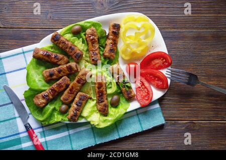 Balkan-Küche. Cevapi - gegrilltes Gericht aus Hackfleisch. Flach liegend, Kopierplatz Stockfoto