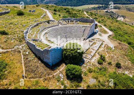 Luftaufnahme des Griechischen Theaters in den Segesta Ruinen im Nordwesten Siziliens bei Alcamo, Italien Stockfoto