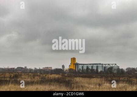 Landschaft im Spätherbst. Moderne Stahl landwirtschaftlichen Getreidespeicher Silos Getreide Lagerhaus. Landwirtschaftliche Silos - Gebäude außen, Lagerung und trocken Stockfoto