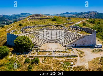 Luftaufnahme des Griechischen Theaters in den Segesta Ruinen im Nordwesten Siziliens bei Alcamo, Italien Stockfoto