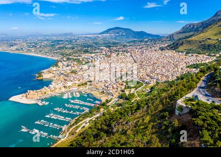 Luftaufnahme von Castellammare del Golfo, einer Küstenstadt in der Provinz Trapani von Sizilien, Italien Stockfoto