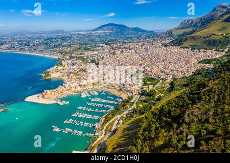 Luftaufnahme von Castellammare del Golfo, einer Küstenstadt in der Provinz Trapani von Sizilien, Italien Stockfoto