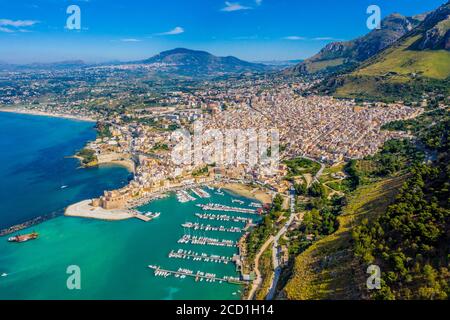 Luftaufnahme von Castellammare del Golfo, einer Küstenstadt in der Provinz Trapani von Sizilien, Italien Stockfoto