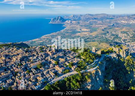 Luftaufnahme von Erice, Sizilien, einer Stadt auf einem Berg im Nordwesten Siziliens, in der Nähe von Trapani, Italien, mit Blick auf das Naturschutzgebiet Monte Cofano im Hintergrund Stockfoto