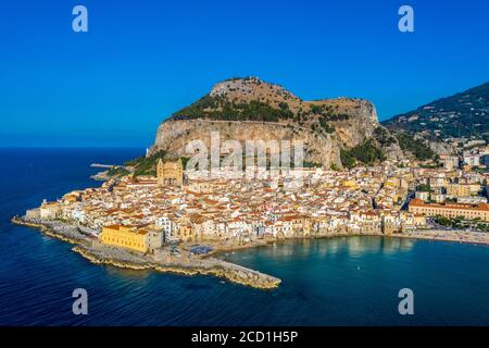 Eine Luftaufnahme der Strandstadt Cefalù, im Norden Siziliens in der Nähe von Palermo, Italien Stockfoto
