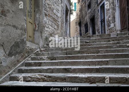 Selektive Fokusaufnahme von Zement und beschädigten Treppen am Tag Stockfoto