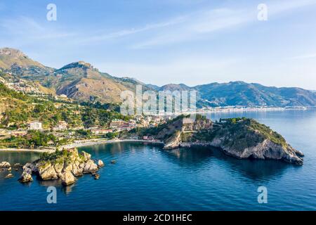 Luftpanorama der Stadt Taormina und Isola Bella Insel Naturschutzgebiet an der Ostküste von Sizilien, Italien Stockfoto