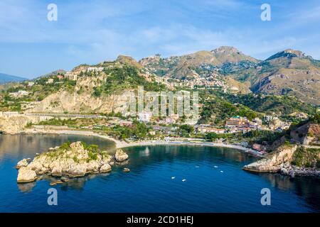 Luftpanorama der Stadt Taormina und Isola Bella Insel Naturschutzgebiet an der Ostküste von Sizilien, Italien Stockfoto