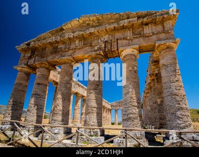 Der Tempel von Segesta, etwas außerhalb von Alcamo, im Nordwesten Siziliens, Italien Stockfoto