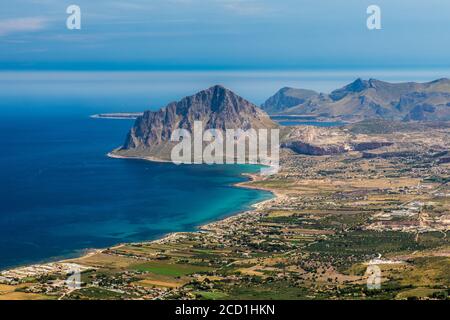 Naturschutzgebiet Monte Cofano bei San Vito Lo Capo von Castello di Venere (Venusschloss) in Erice, in der Nähe von Trapani im Nordwesten Siziliens, Italien Stockfoto