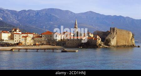 Schöne mediterrane Winterlandschaft. Montenegro. Panoramablick auf die Altstadt von Budva Stockfoto