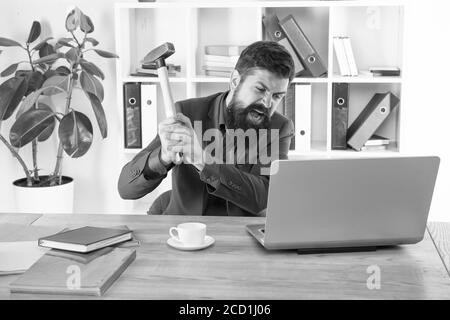 Verärgerte Benutzer. Langsame Internetverbindung. Veraltete Software. Computerverzögerung. Nachlagesystem. Hasse Büroalltag. Mann bärtigen Crush Computer. Laptop zerstören. Hasserfüllter Job. Ungültiger Computer. Verrückter Manager. Stockfoto