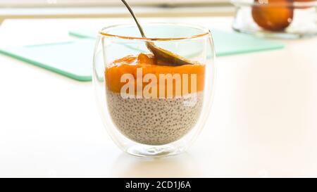 Mango Chia Samen geschichteten Pudding Smoothie. Vegan gesundes Frühstück, Dessert Stockfoto
