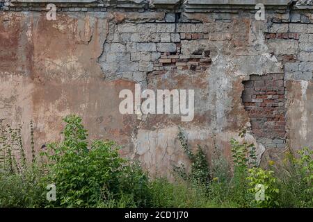 Grunge zerstörte Ziegel und Betonmauer auf einem alten Gebäude. Natürliche zerstörte Steinoberfläche. Alte, schäbige Stuckricke. Schmutzige Wand, grunge Textur. P Stockfoto