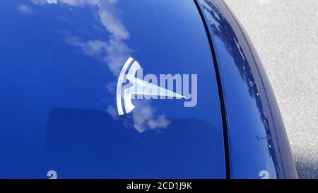 Bordeaux , Aquitaine / Frankreich - 08 16 2020 : tesla Auto Logo und t Zeichen des neuen modernen Modell s Elektrofahrzeug Stockfoto