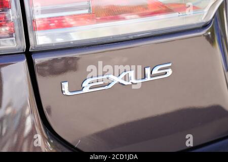 Bordeaux , Aquitaine / Frankreich - 08 16 2020 : Lexus Metall Chrom Logo und Text Zeichen Nahaufnahme auf moderne Luxus-Auto multinationalen japan Marke Stockfoto