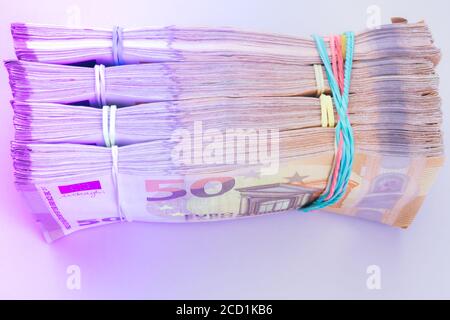 Stapel von Euro-Banknoten, Geld große Wad-Packs auf weißem Hintergrund, Kopierer Platz. Zahlung, Krise, Korruption Konzept, getönte in modernen Neon Stockfoto