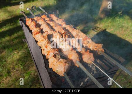Shashlik oder Shashlyk Vorbereitung auf einem Grill über Holzkohle Stockfoto