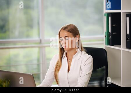 Schöne verärgert blonde sitzen am Laptop, Geschäftsfrau Stockfoto