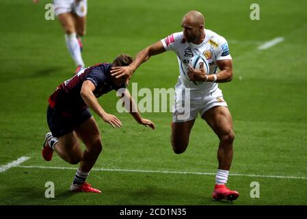 Olly Woodburn von Exeter Chiefs (rechts) vermeidet es, angegangen zu werden, da er während des Spiels der Gallagher Premiership am Ashton Gate in Bristol mit dem Ball läuft. Stockfoto