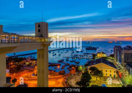 Elevador Lacerda in Salvador, Brasilien bei Sonnenuntergang Stockfoto