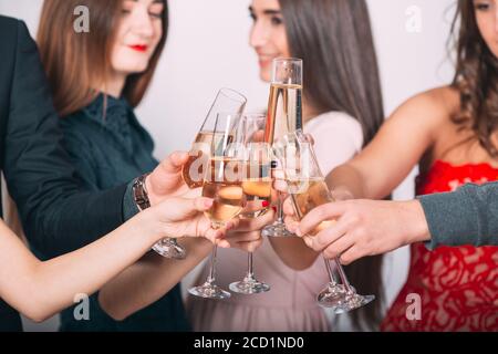 Porträt von mehreren Freunden feiern Weihnachtsfeier. Stockfoto