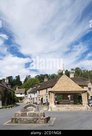 „Butter Cross“ und „Market Cross“, Dorf „Castle Combe“, Wiltshire, Cotswolds, England, Großbritannien Stockfoto